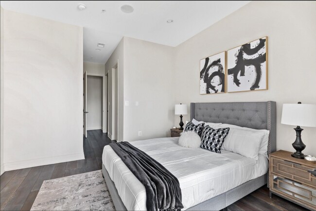 Building Photo - Beautiful 2 bed 2 bath plus den- Parking!!...