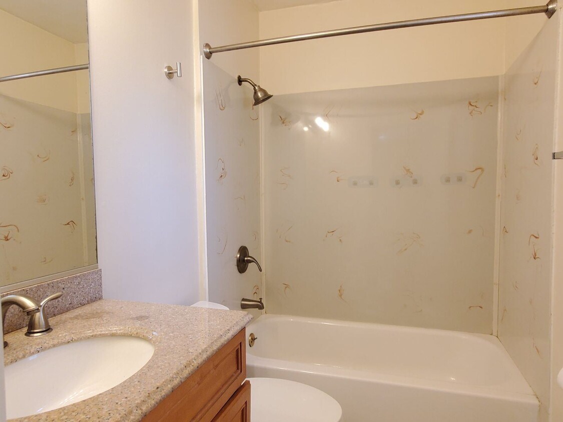 Foto del edificio - Stand Alone Cottage, Updated Kitchen, Fresh Paint, Wood Floors, Skylight, Loft Bedroom, Utilities...