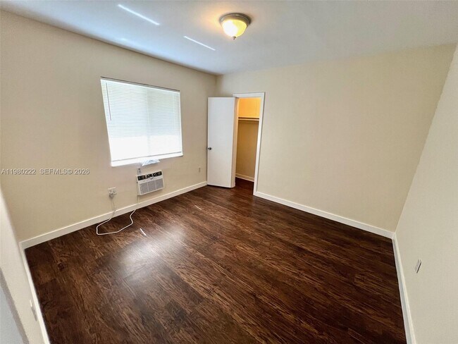 Foto del edificio - 692 NE 85th St