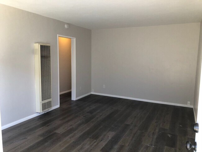 Foto del edificio - USD-adjacent 3 bedroom 1 bath apartment