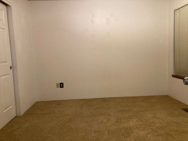 Building Photo - 2 Bedroom Condo with Attached Garage in Gu...