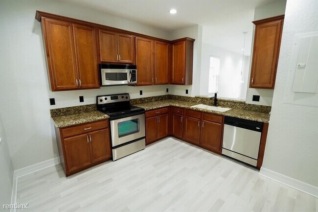 Building Photo - 4 br, 3.5 bath Townhome - 981 NW 18th Ave