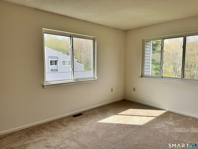 Foto del edificio - 11 Hilltop Dr