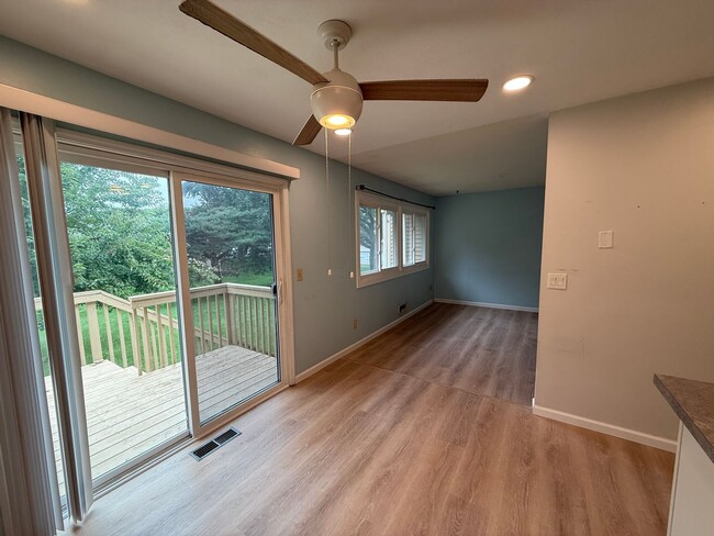 Building Photo - Updated Townhome in Coon Rapids!!  3bed/2bath