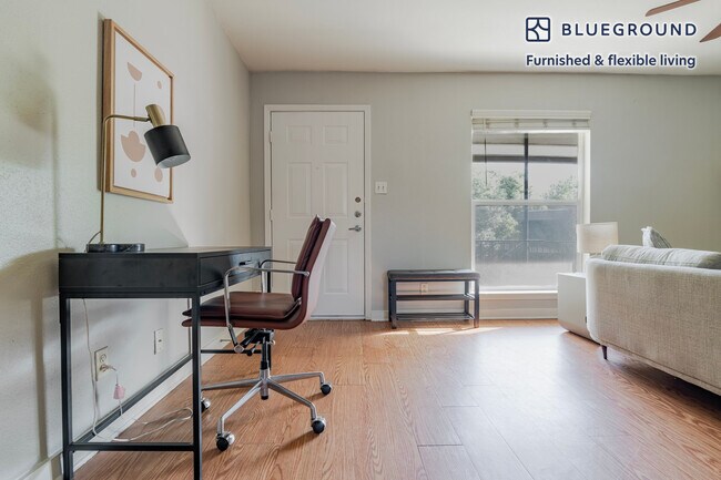 Foto del edificio - 1230 E 38th 1/2 St