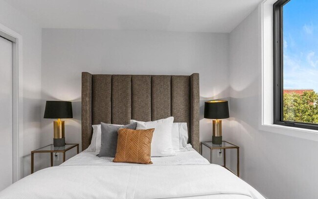 Foto del edificio - Sophisticated two-bedroom condo with ample...