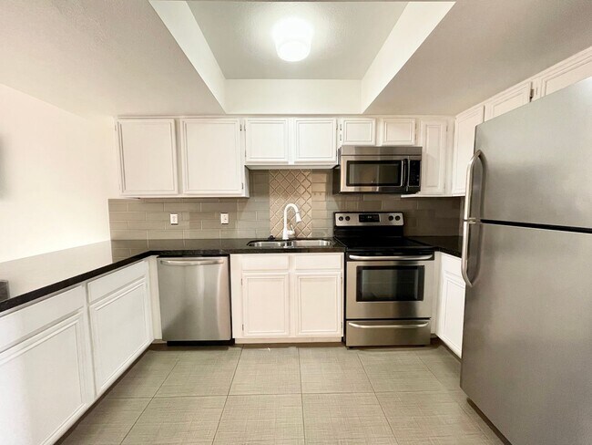 Building Photo - AVAILABLE NOW! 1 Bedroom 1 Bathroom Condo ...
