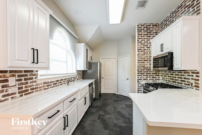 Building Photo - 9400 Parkside Cir