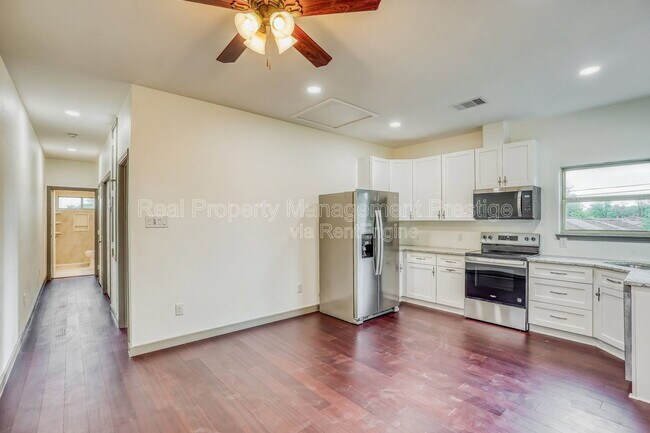 Foto del edificio - 3502 Longwood Dr