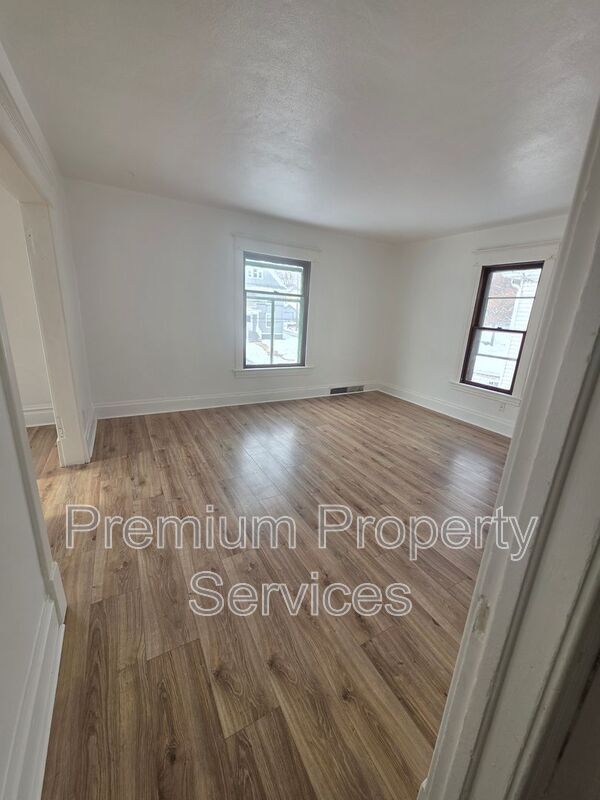 Building Photo - 402 S Gardiner Ave