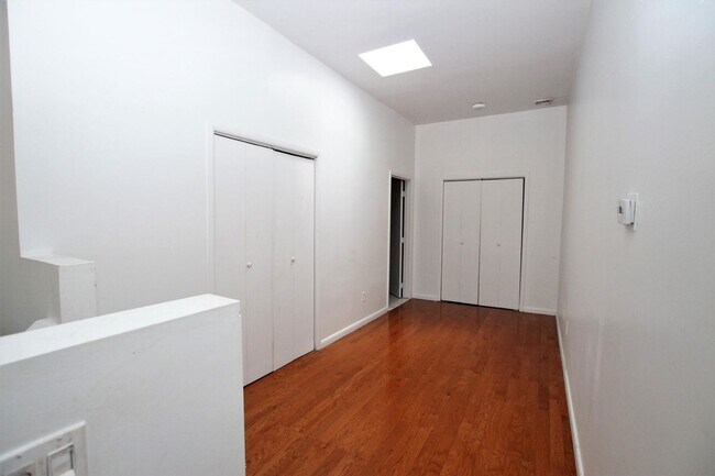 Foto del edificio - Spacious bi-level one bedroom in Nolibs