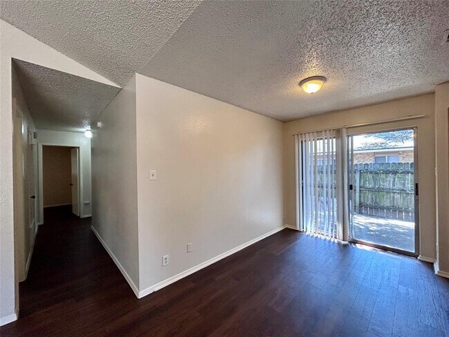 Foto del edificio - 8802 Pineridge Dr