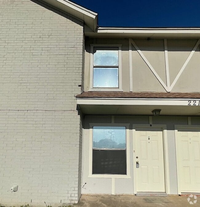 Building Photo - 221 Meadow Ct