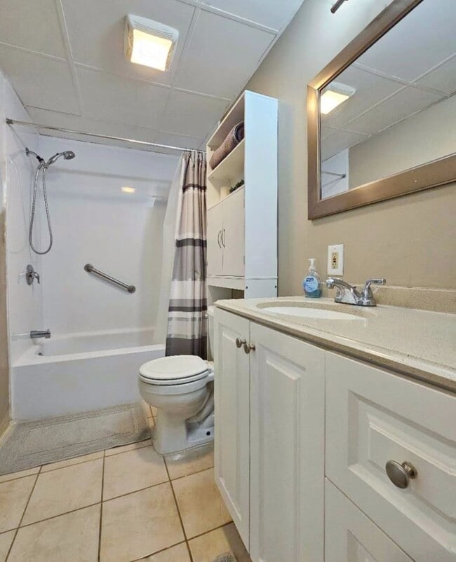 Building Photo - Large 1 bed 1 bath condo with elevator, washer and dryer in unit. assigned parking, well managed ...