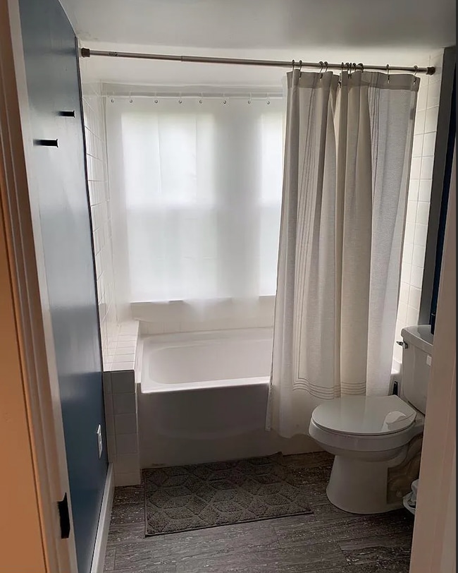 3rd Floor Bathroom - 679 Poplar St