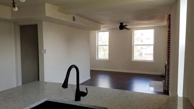 Salón principal (segundo piso) con vista hacia la entrada del edificio. - 4410 Swan Ave