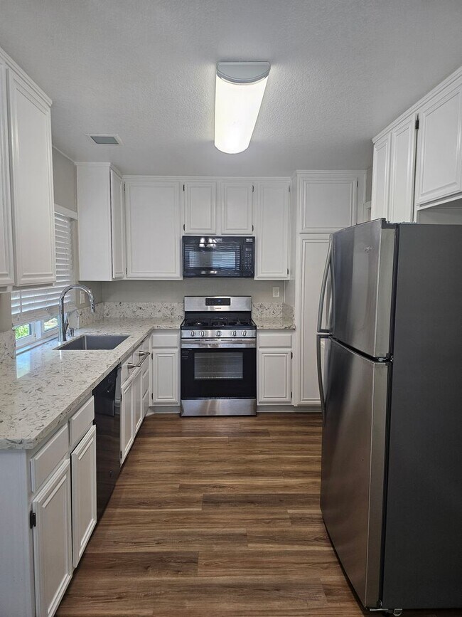 Foto del edificio - Beautiful Newly Remodeled Home Available Now!