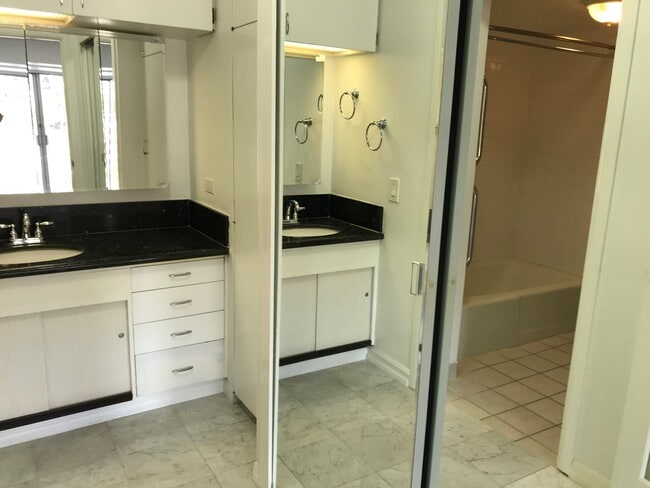 Building Photo - Lunalilo Towers, large p/f  studio condo