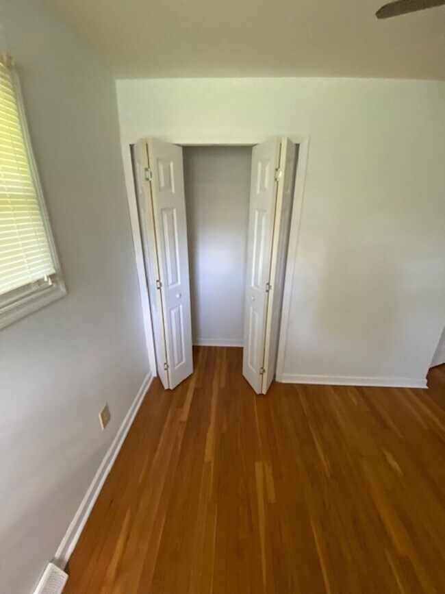 Building Photo - 3 Bedroom/1 Bath with Unfinished Basement ...