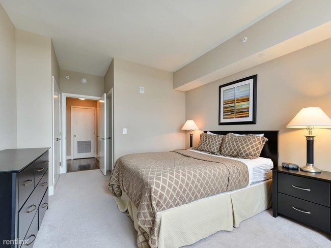 Building Photo - 1 br, 1 bath  - 1303 N Van Buren St