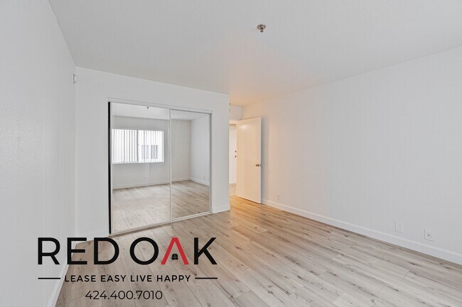 Foto del edificio - Sun-Drenched Two Bedroom with a Private Ba...