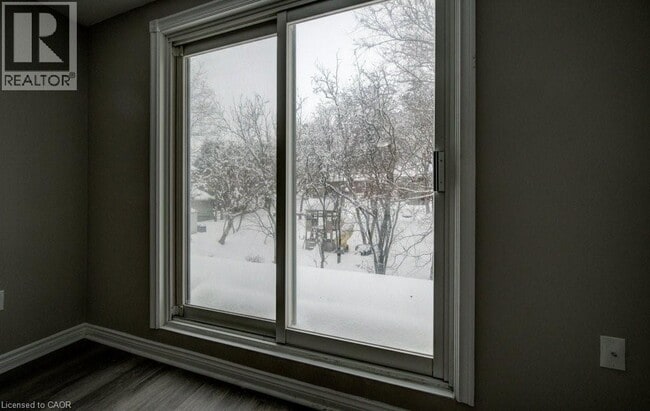 Building Photo - 930 Eagle St N