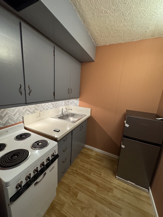 Mini Kitchen - 1890 W 25th Ave