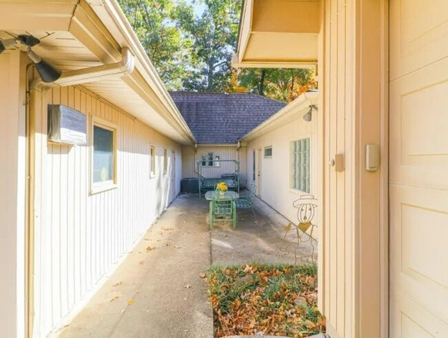 Building Photo - 2100 Paula Dr
