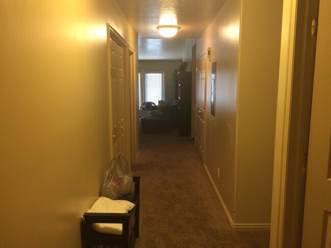 Building Photo - Springville Duplex