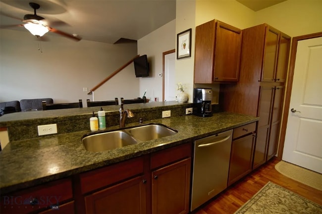 Building Photo - Modern 3 Bed | 2.5 Bath Condo in Prime Loc...