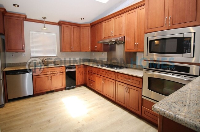 Building Photo - 93 Live Oak Ave