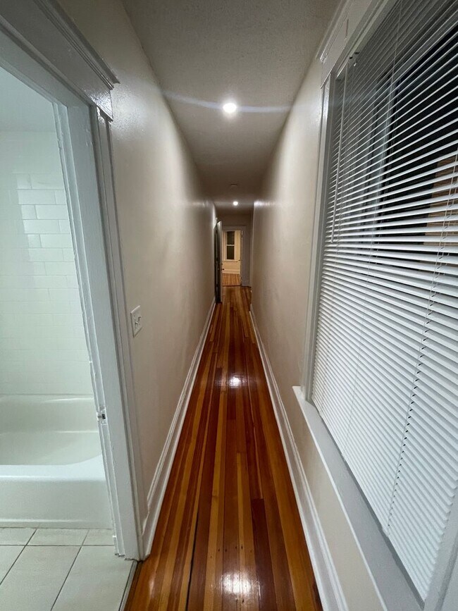 Foto del edificio - Huge 4-BED 2-BATH Union Square ALLSTON