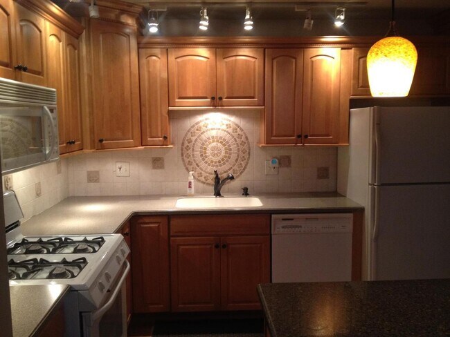 Building Photo - STUNNING 3 BEDROOM HOME IN NOVI !!