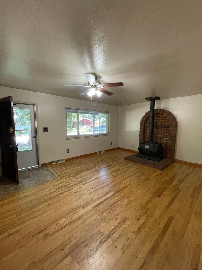 Building Photo - STUDENTS WELCOME! Centrally-Located Ranch Home w/ Fenced Yard and Two-Car Garage