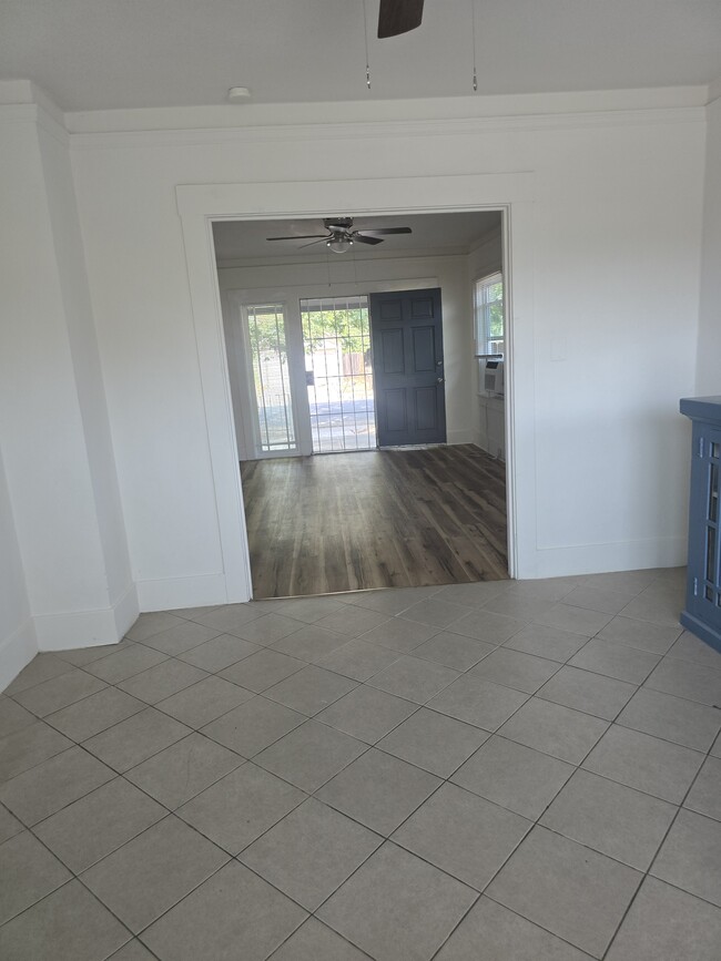 Foto del edificio - 2516 E Clay Ave