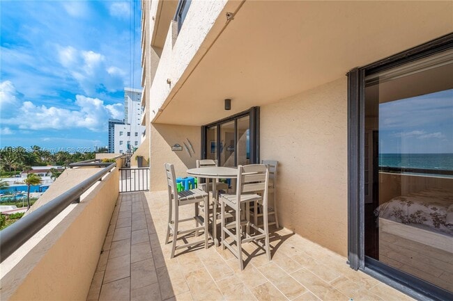 Building Photo - 2555 Collins Ave