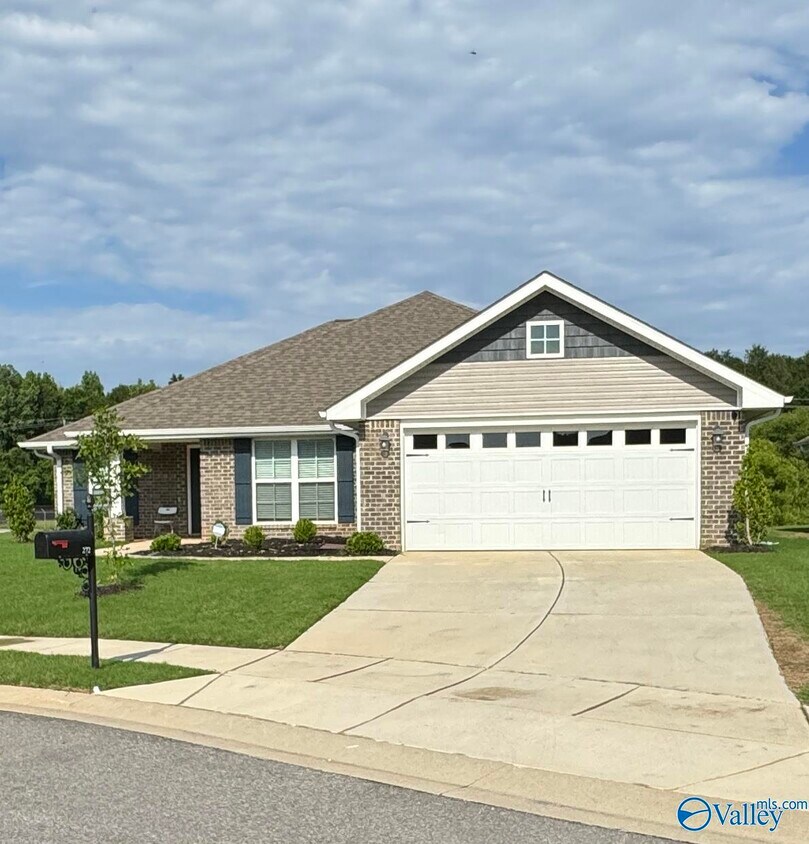 Primary Photo - 272 Abercorn Dr