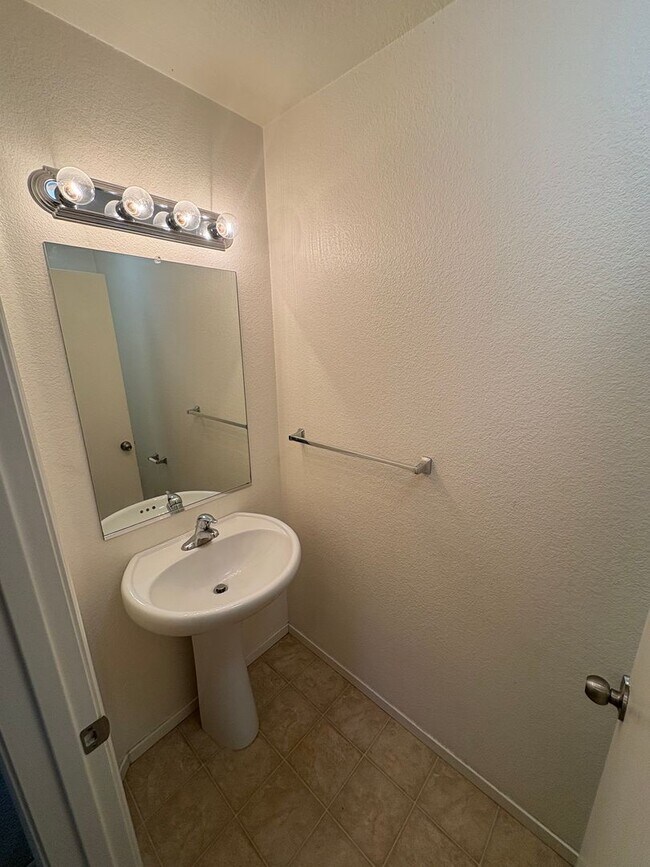 Foto del edificio - Two story home Available Now!