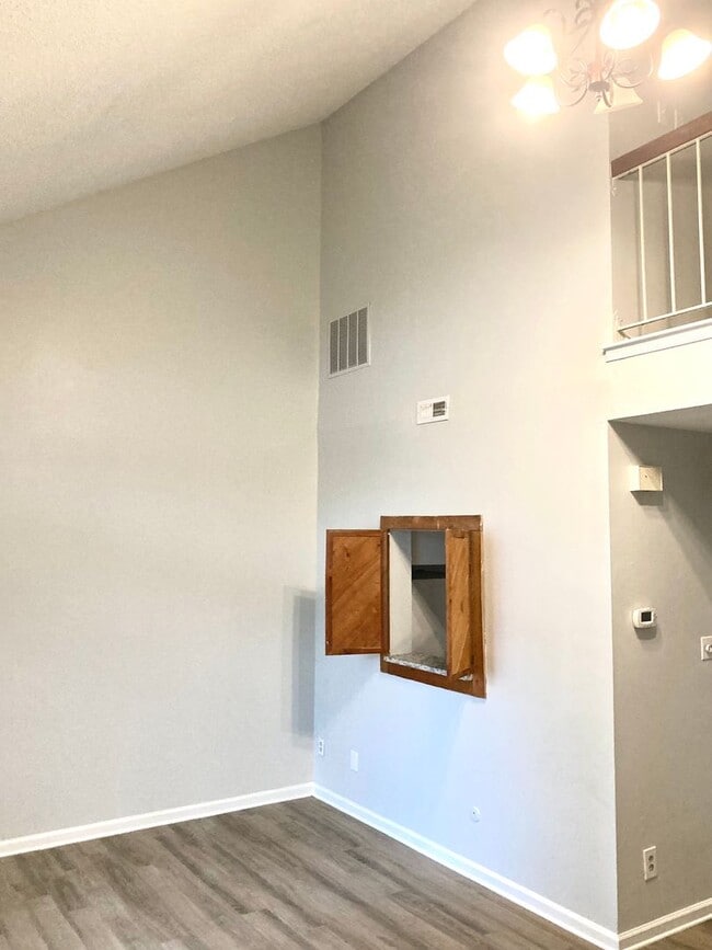 Building Photo - Charming Townhouse in Virginia Beach - All...