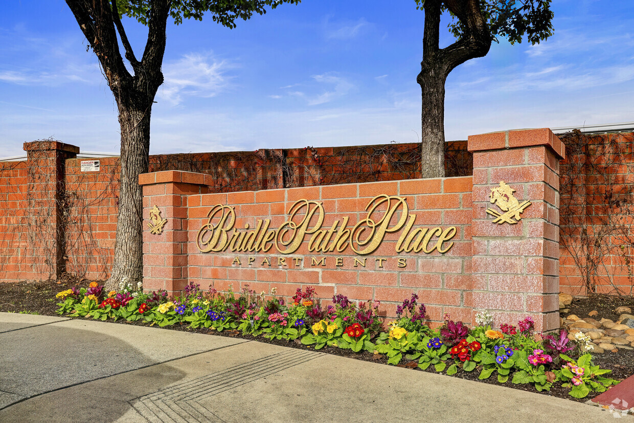 Foto principal - BRIDLE PATH PLACE APARTMENTS