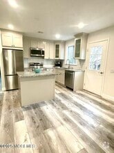 Building Photo - 19B Maplewood Dr