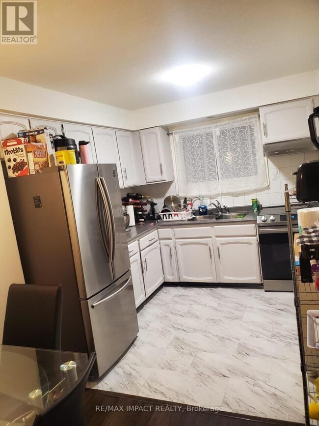 Building Photo - 285 Bluevale St N