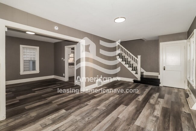 Building Photo - 1002 E Victoria St