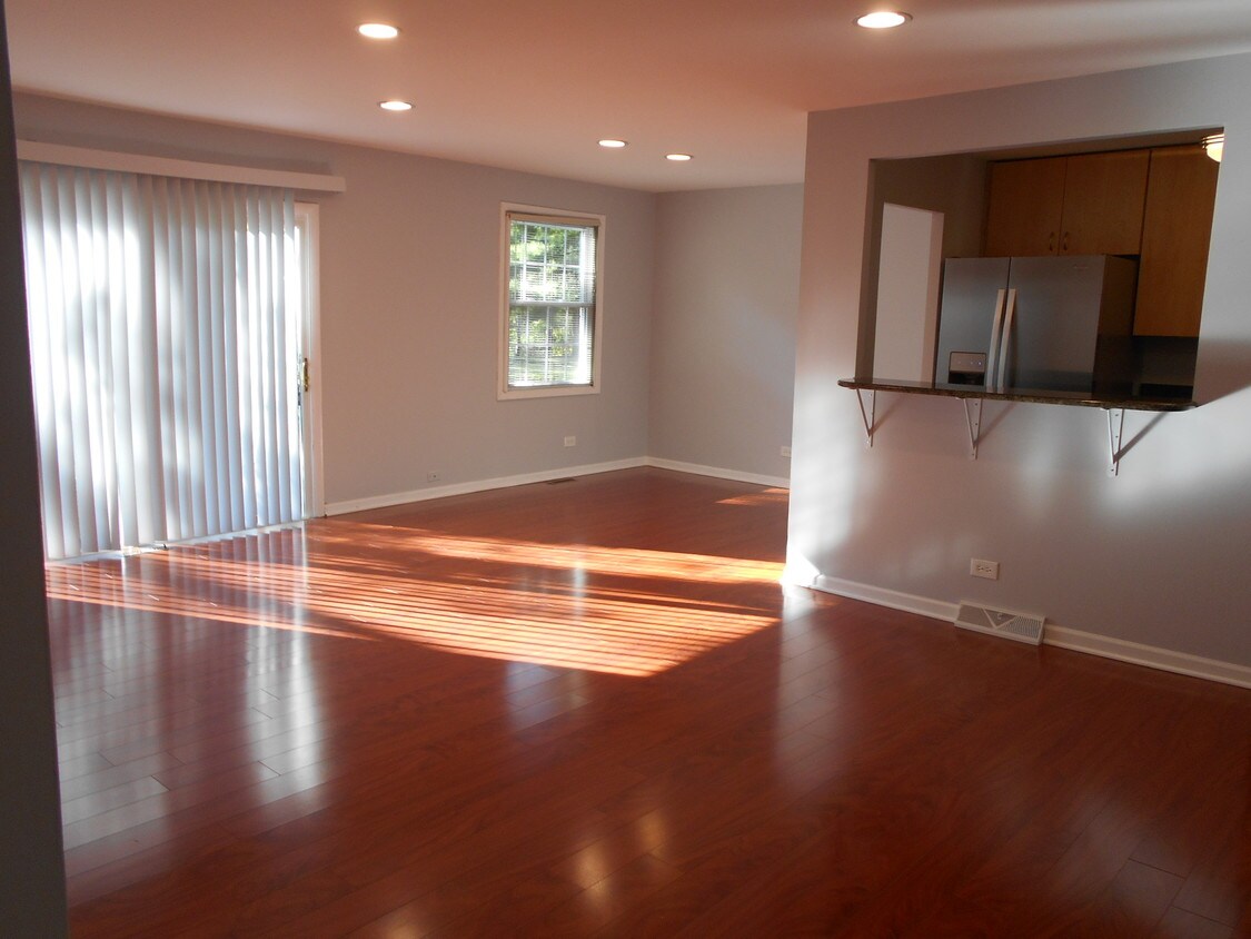 1230 Park Ave W, Highland Park, IL 60035 Condo for Rent in Highland