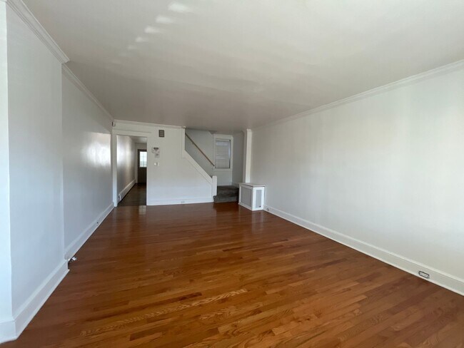 Building Photo - Large, well-maintained 4-bedroom, 1-bathroom row home