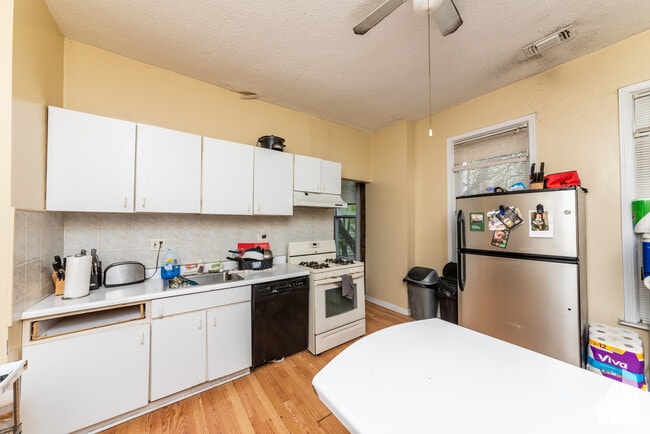 Building Photo - 2057 W Roscoe St