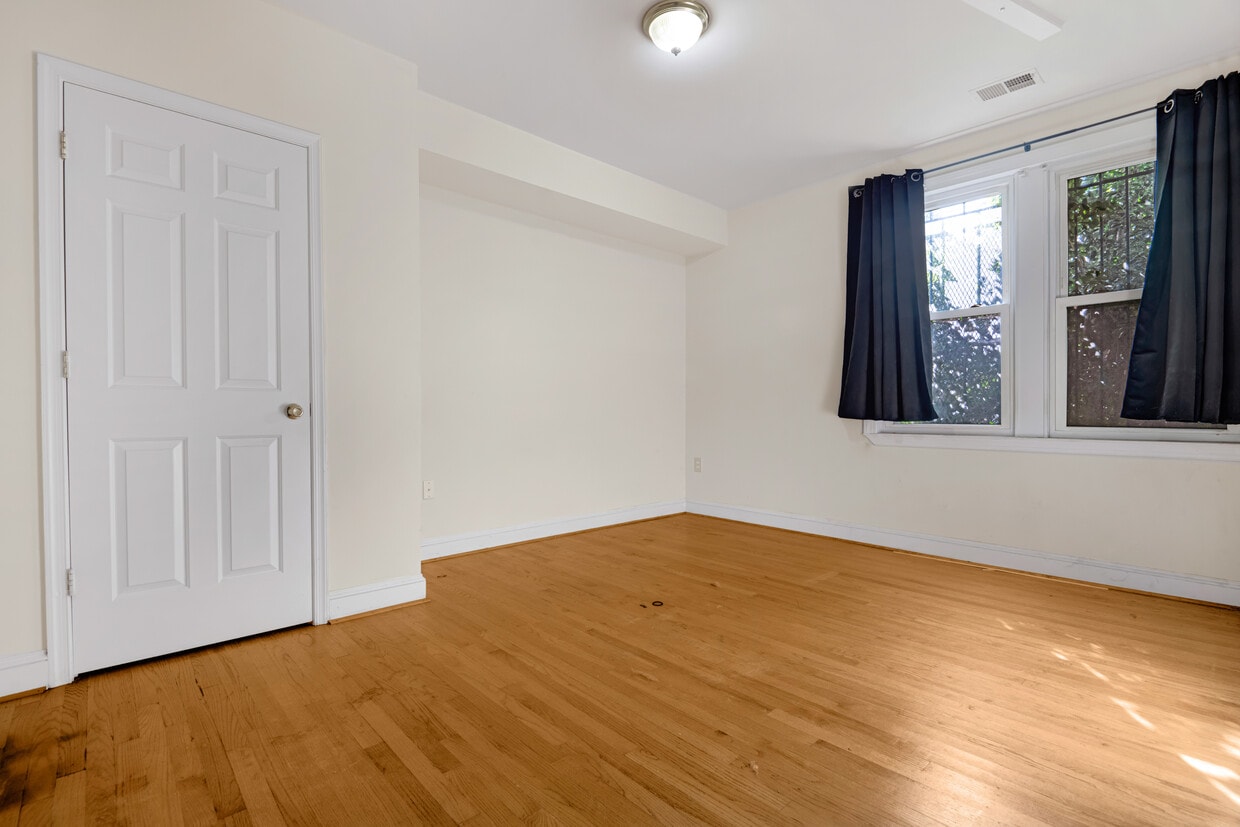 Primary Photo - 1650 West Virginia Ave NE