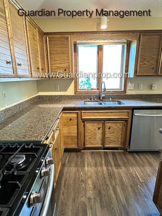 Building Photo - Eagan Single Family Home, 3 Car Garage, La...