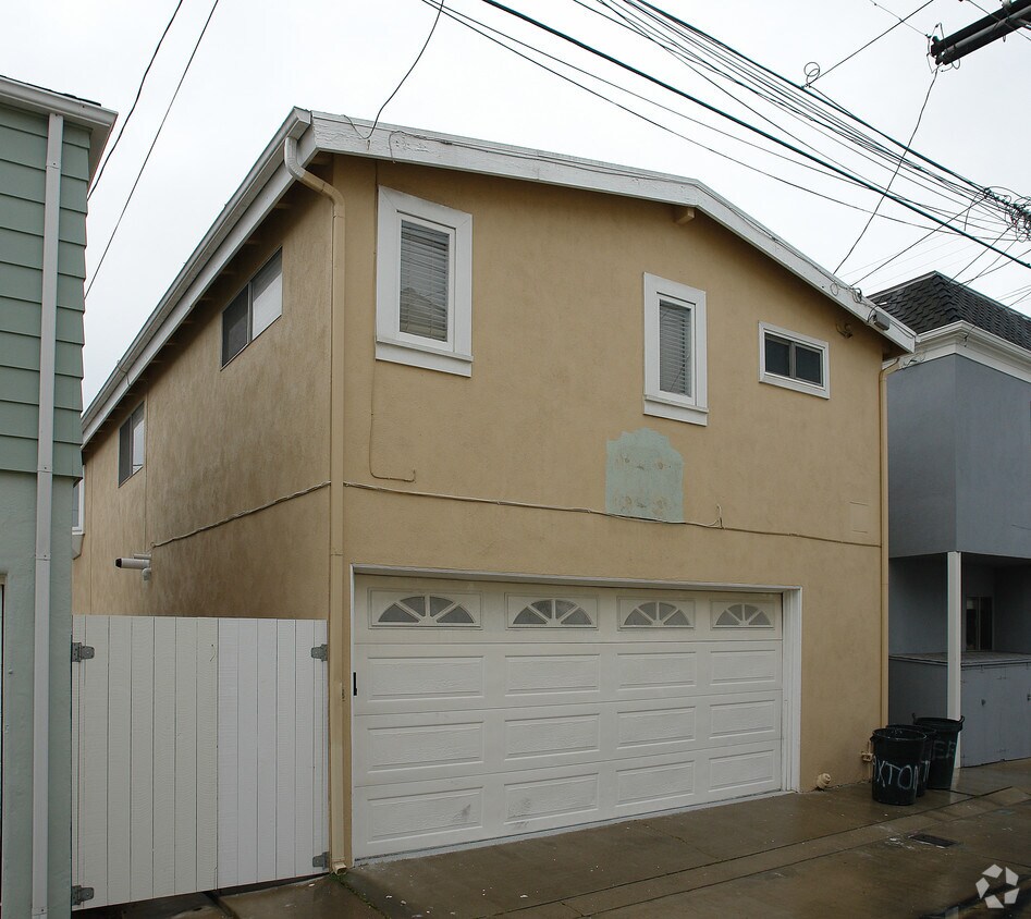 111 Diamond Ave, Newport Beach, CA 92662 Apartments in Newport Beach