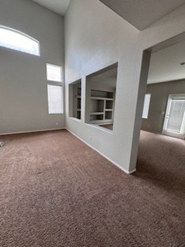 Building Photo - 3Bed/2.5Bath/2Car Residence located in North Las Vegas gated community!
